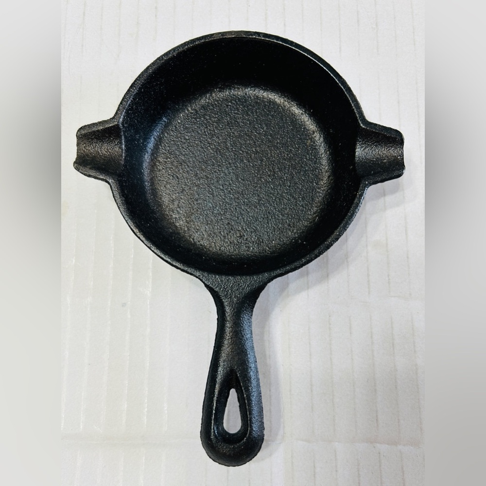 Lodge cast iron skillet,use as ashtray/spoon rest. Vintage, excellent condition